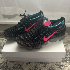 Woman’s Nike Flyknit Sneakers
